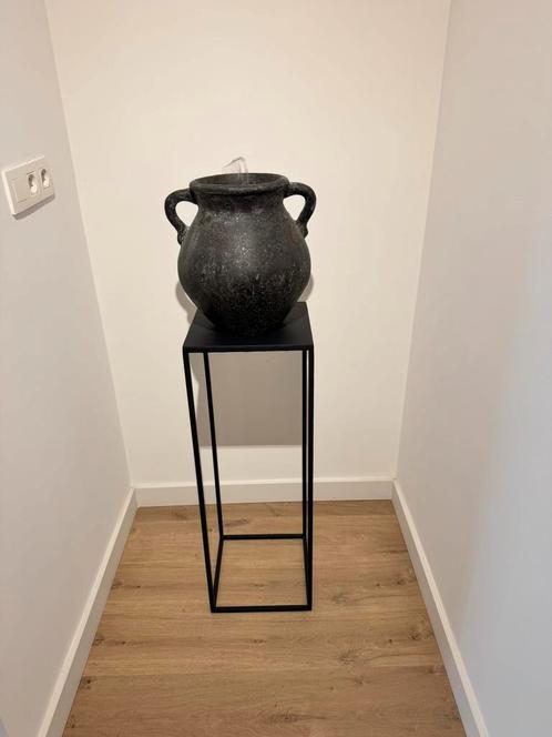 Zwarte metalen plantentafel – strak en hoog, Huis en Inrichting, Woonaccessoires | Zuilen en Pilaren, Zo goed als nieuw, Ophalen
