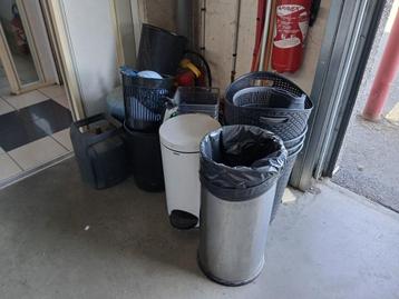 Set van 6 metalen bakken - 7 plastic bakken - 1 vuilnisbak beschikbaar voor biedingen