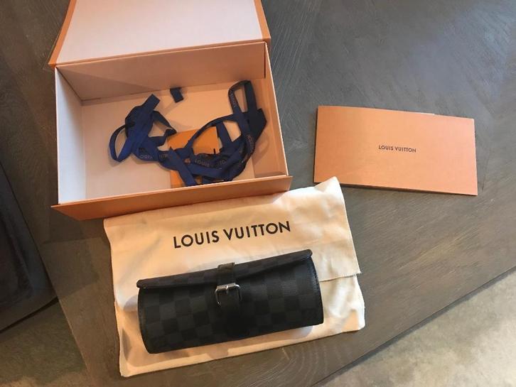 Louis vuitton Watch case nieuw, Handtassen en Accessoires, Tassen | Schoudertassen, Nieuw, Overige merken, Zwart, Leer, Ophalen