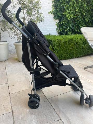 Buggy donkerblauw beschikbaar voor biedingen