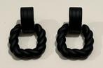 Zwarte oorsteker met gedraaid vierkant, Bijoux, Sacs & Beauté, Boucles d'oreilles, Enlèvement ou Envoi, Neuf, Noir, Pendantes
