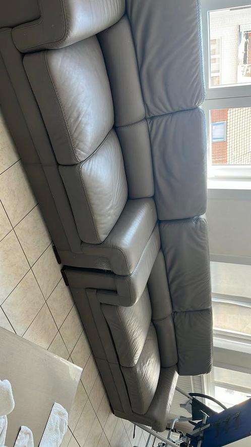Te koop: 2 Comfortabele leren (look) sofa’s, gebruikssporen, Huis en Inrichting, Zetels | Complete zithoeken, Gebruikt, Leer, Ophalen