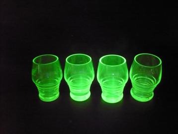 4 vintage glaasjes borrelglaasjes in uraniumglas art deco