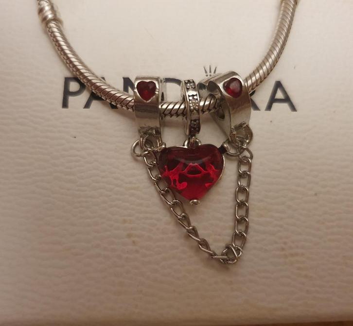 coeur rouge Mickey & Minnie + chaine coeur rouge + clé de m, Handtassen en Accessoires, Bedels, Nieuw, Pandora, Zilver, Verzenden