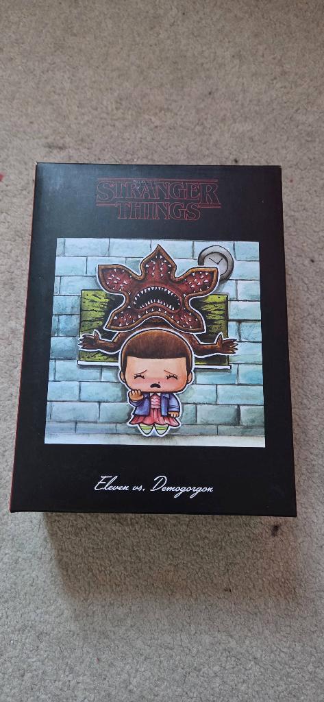 Stranger things figurine Eleven et le Demogorgon, Collections, Statues & Figurines, Comme neuf, Humain, Enlèvement