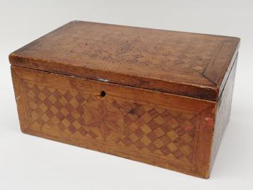 Mooie, charmante doos in hout - volkskunst - 19de-20ste eeuw