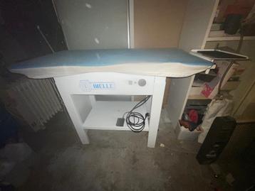 Table de repassage pro. chauffante + soufflerie beschikbaar voor biedingen