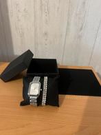 Coffret Montre Quartz + bracelet argenté, Bijoux, Sacs & Beauté, Montres | Femmes, Enlèvement ou Envoi, Argent