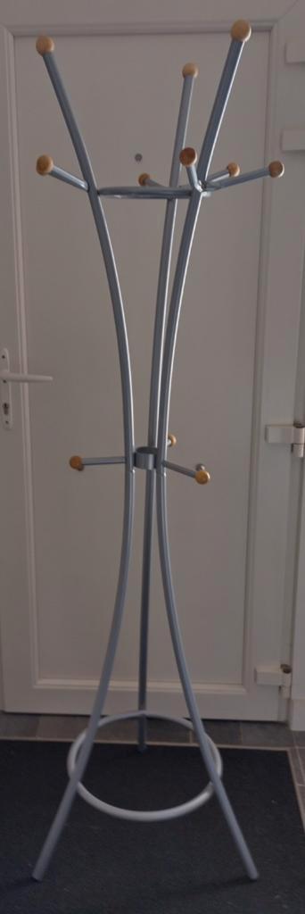 Kapstok met 12 haken. Grijs metaal met houten toppen. beschikbaar voor biedingen
