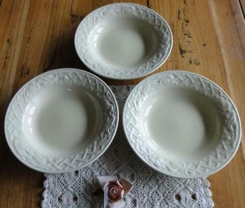 3 Lichtgele diepe borden met tulpen reliëf, Corona, PASEN, Huis en Inrichting, Keuken | Servies, Gebruikt, Bord(en), Effen, Ophalen of Verzenden