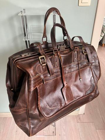Vintage reistas in Buffalo leder beschikbaar voor biedingen