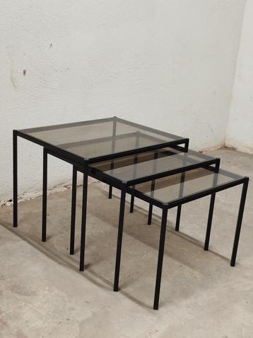 Set 3xbijzettafels/Nesttafels zwart metaal en gefumeerd glas beschikbaar voor biedingen