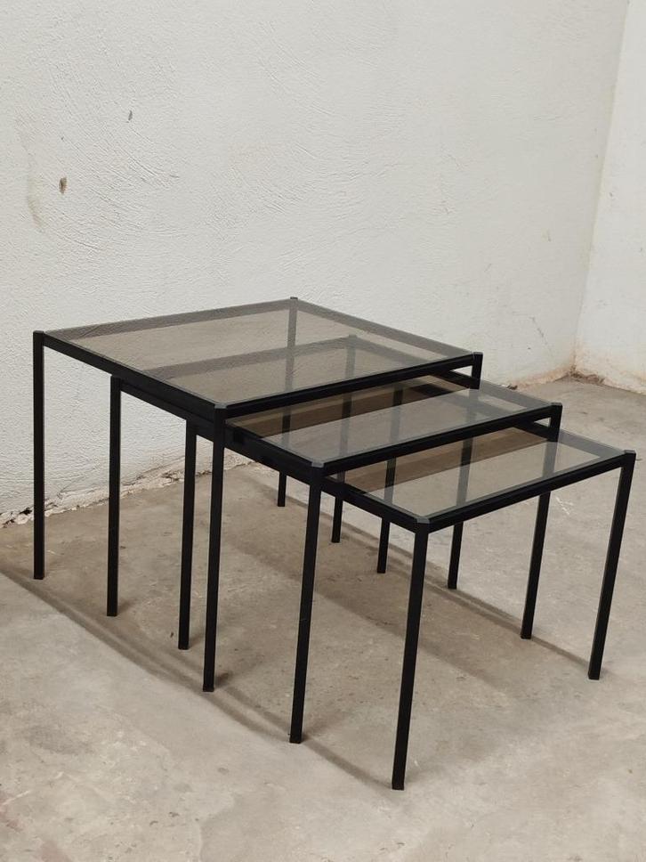 Set 3xbijzettafels/Nesttafels zwart metaal en gefumeerd glas, Huis en Inrichting, Tafels | Sidetables, Zo goed als nieuw, 25 tot 50 cm