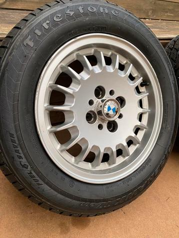 BMW E 30 14” kroonkurkvelgen met nieuwe banden beschikbaar voor biedingen