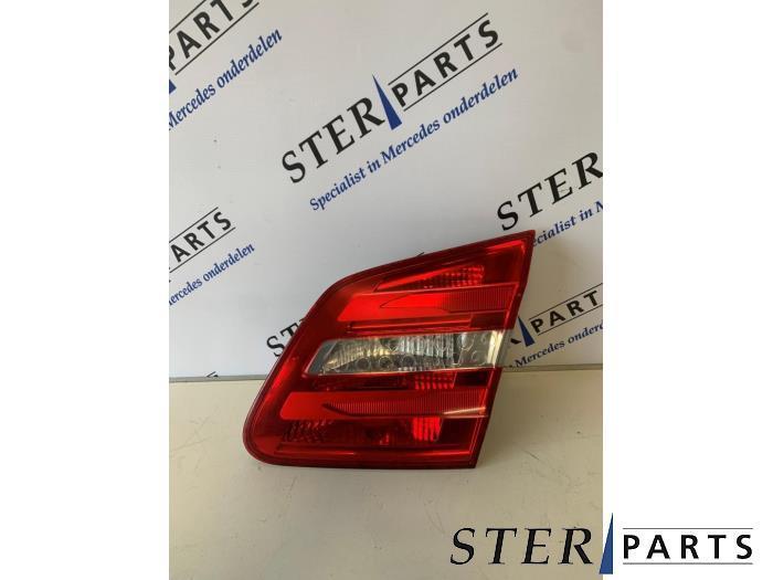 Feu arrière droit d'un Mercedes B-Klasse, Autos : Pièces & Accessoires, Éclairage, Mercedes-Benz, Utilisé, 3 mois de garantie