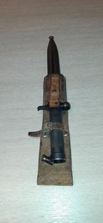 Bajonet met houder totale lengte 30cm lemmet 20,5 cm, Verzamelen, Militaria | Tweede Wereldoorlog, Ophalen of Verzenden