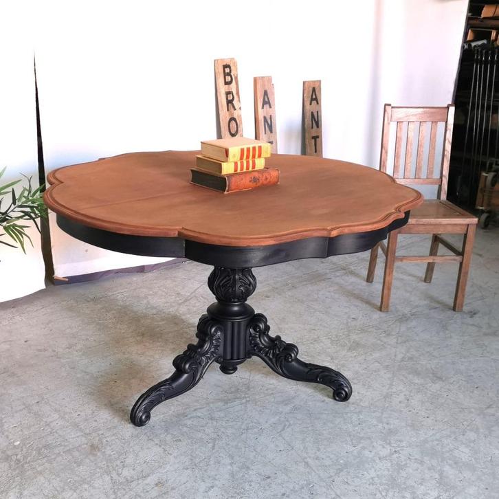 Stoere antieke massief houten Barok tafel  135x120 H 78cm, Antiek en Kunst, Antiek | Meubels | Tafels, Ophalen