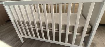 babybed Ikea + matras beschikbaar voor biedingen