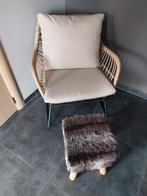 Rotan stoel met krukje, Huis en Inrichting, Stoelen, Ophalen, Zo goed als nieuw, Riet of Rotan, Eén