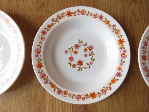 vintage arcopal 3 assiettes profondes motifs fleuris scania, Huis en Inrichting, Keuken | Servies, Zo goed als nieuw, Bord(en)