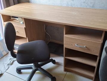 bureau met stoel beschikbaar voor biedingen