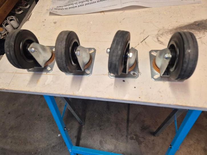 Vier rubber zwenkwielen, Doe-het-zelf en Bouw, Zwenkwielen, Zo goed als nieuw, Ophalen