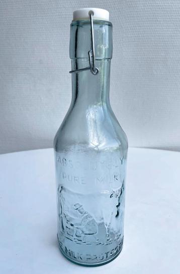 Vintage melkfles beschikbaar voor biedingen