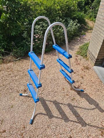 Ladder voor zwembad  beschikbaar voor biedingen