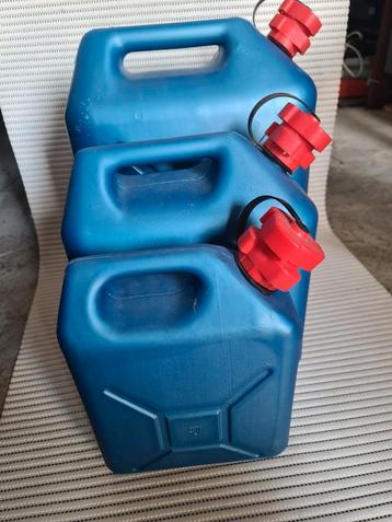 3 jerrycans beschikbaar voor biedingen