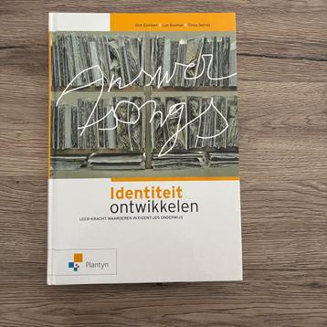 IDENTITEIT ONTWIKKELEN beschikbaar voor biedingen