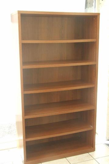 Boekenkast in zga nieuwe staat, wegens verhuis kleiner wonen beschikbaar voor biedingen