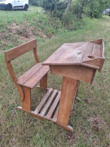 Ancien banc d'école beschikbaar voor biedingen