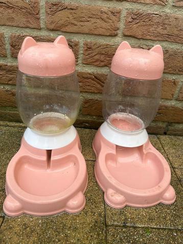 2 distributeurs (eau et croquettes) pour chat beschikbaar voor biedingen