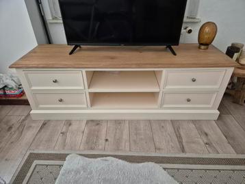 Tv kast 3 maanden oud ! beschikbaar voor biedingen
