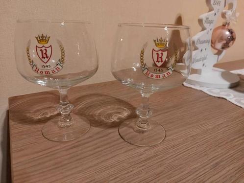 2 Bierglazen op voet / Brouwerij Roman, Verzamelen, Glas en Drinkglazen, Zo goed als nieuw, Bierglas, Ophalen of Verzenden