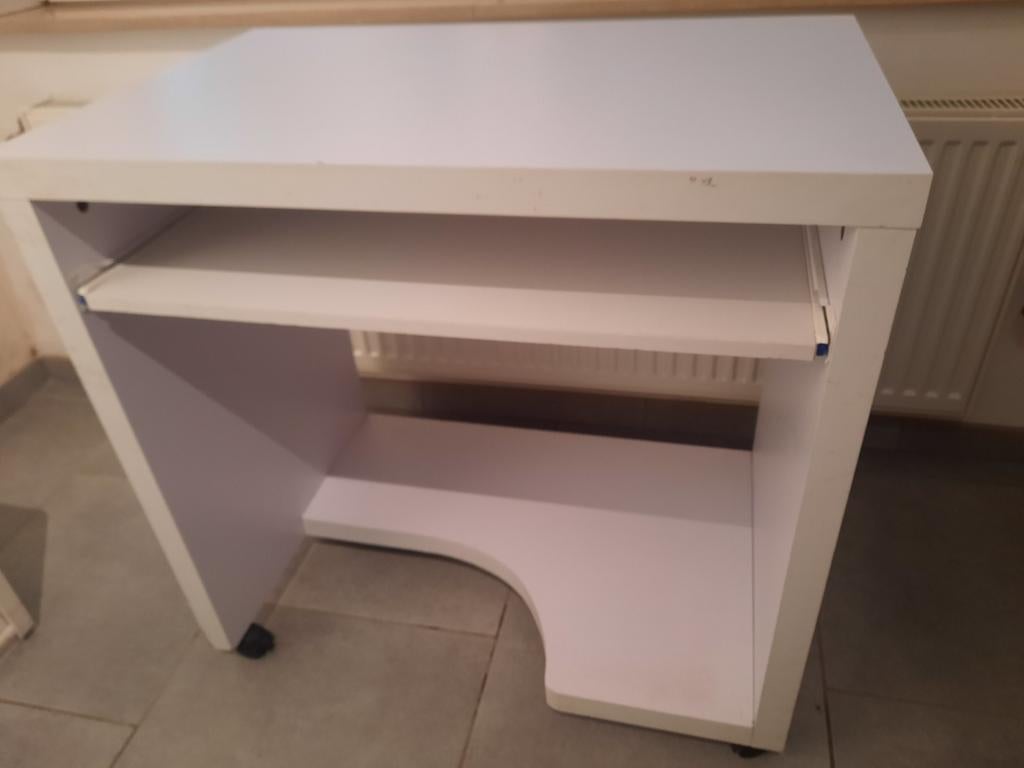 Bureau blanc en bois tablettes et roulettes