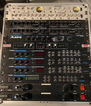 Volledige rack met audio materiaal beschikbaar voor biedingen