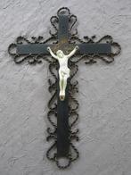 kruisje in smeedwerk met Jezus in biscuit of porselein, Antiek en Kunst, Ophalen of Verzenden