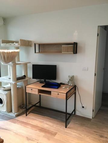 Bureau met rekje beschikbaar voor biedingen