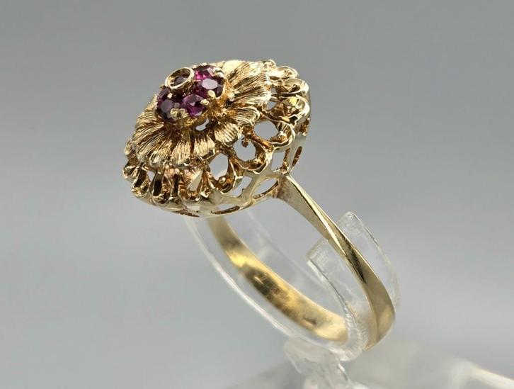 Gouden antieke ring met robijn. 2025/629., Handtassen en Accessoires, Ringen, Zo goed als nieuw, Dame, 18 tot 19, Rood, Goud, Met edelsteen