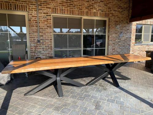 Vol eiken tafel met ijzeren poot + 10 rieten stoelen, Huis en Inrichting, Tafels | Eettafels, Zo goed als nieuw, Ophalen