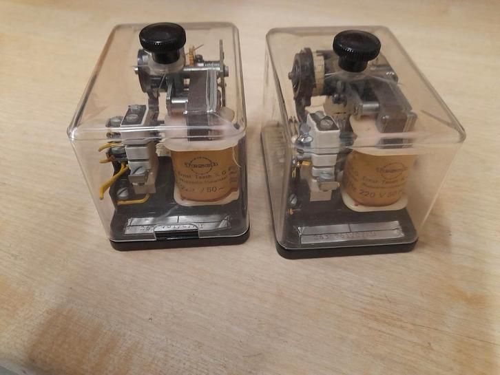 Twee timing relais op 220 volt, 0 tot 10 sec., Hobby en Vrije tijd, Elektronica-componenten, Ophalen of Verzenden
