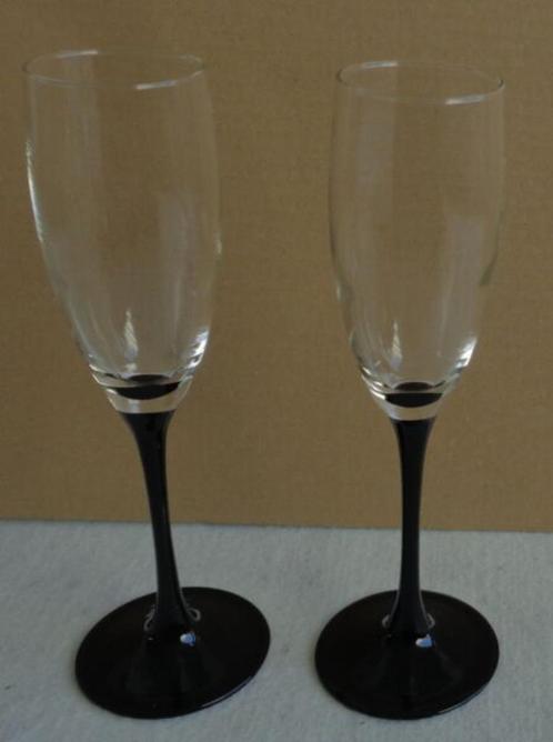 LUMINARC DOMINO BLACK 2x flûtes à champagne H22xO5cm set B, Maison & Meubles, Cuisine | Vaisselle, Utilisé, Verre, Enlèvement ou Envoi