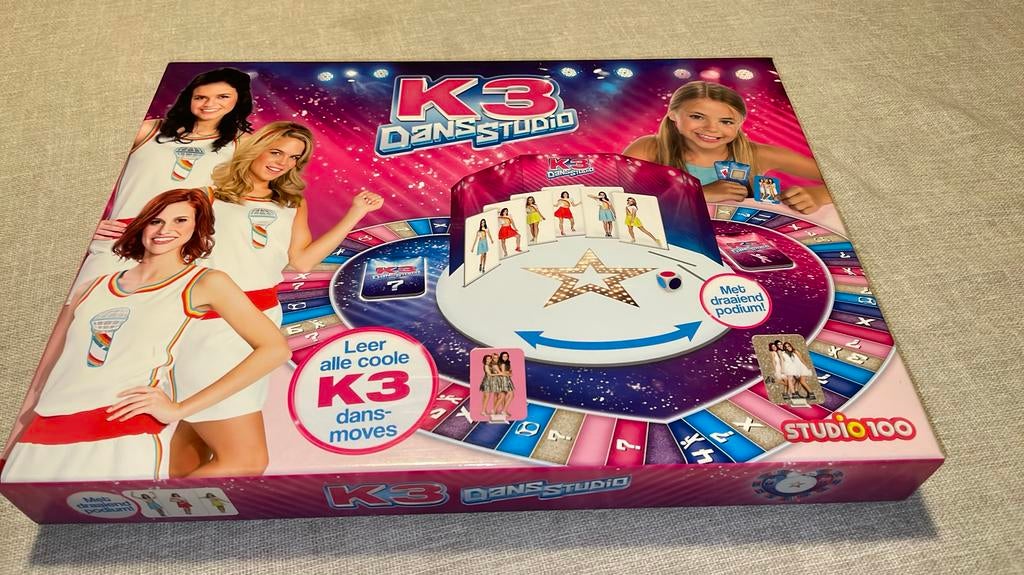 K3 Dans Studio bordspel — Studio 100 — nieuw (4+ jaar oud), Hobby en Vrije tijd, Gezelschapsspellen | Kaartspellen, Nieuw, Drie of vier spelers