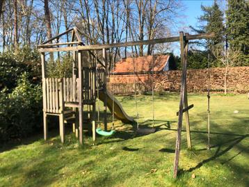 Speeltuin met glijbaan, 2 schommels en een klimtouw beschikbaar voor biedingen