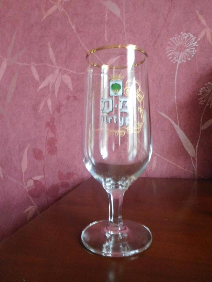 3 Urtyp-glazen op standaard, Verzamelen, Glas en Drinkglazen, Zo goed als nieuw, Bierglas, Ophalen of Verzenden