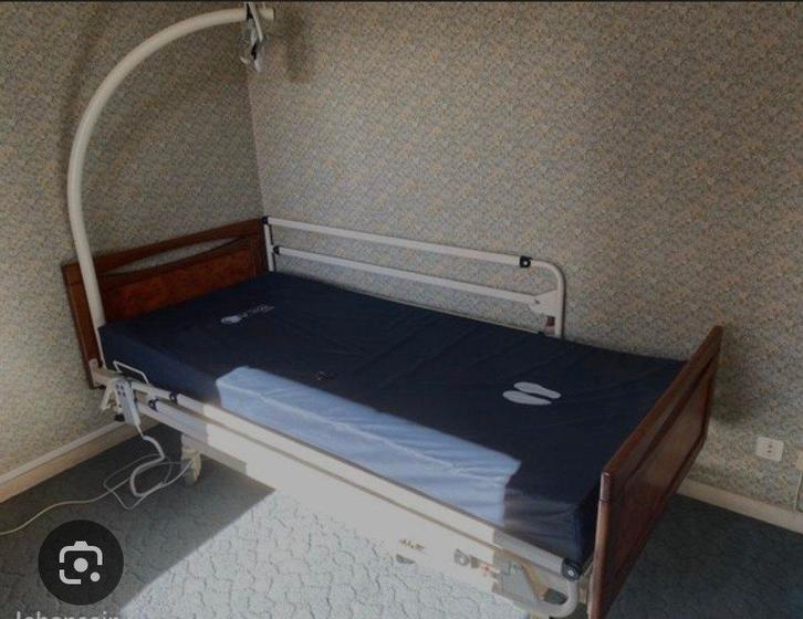 Elektrisch medisch bed + matras (levering mogelijk), Diversen, Verpleegmiddelen, Gebruikt, Verzenden