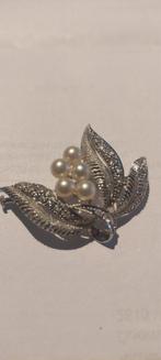 Broche argentée avec perles et fermeture à épingle, Enlèvement ou Envoi