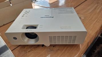 Light screen en projector  beschikbaar voor biedingen