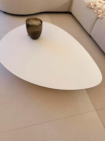 Moderne salontafel beschikbaar voor biedingen